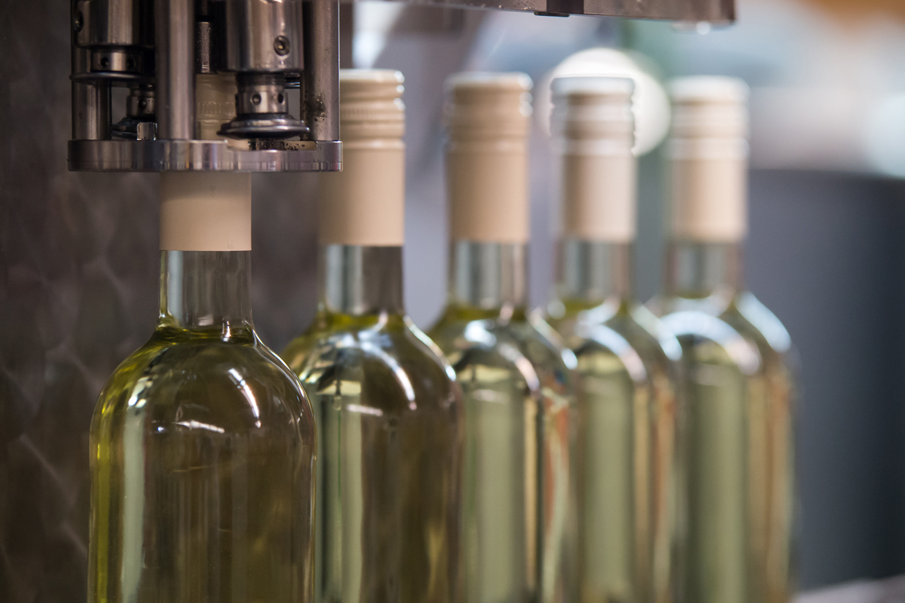 Weinflaschen und Weißwein vom Weingut Krauss